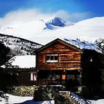 Storhaugen Gard بيت خشبي *