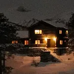 Storhaugen Gard بيت خشبي