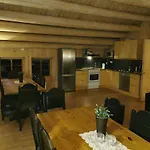 Storhaugen Gard بيت خشبي